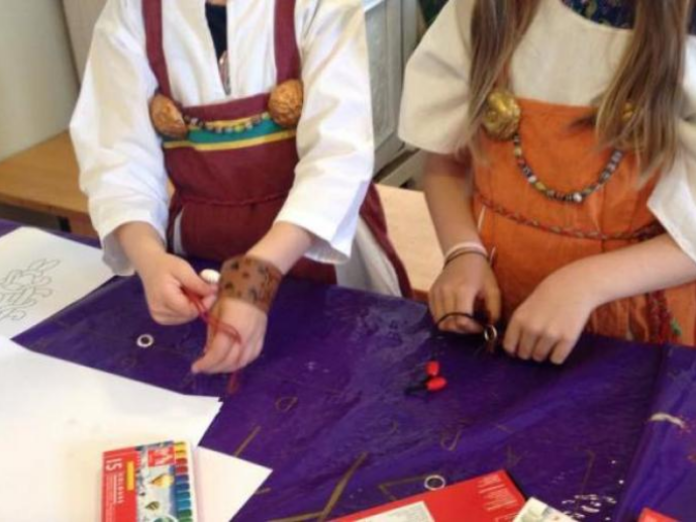 To piger laver vikingeklæder