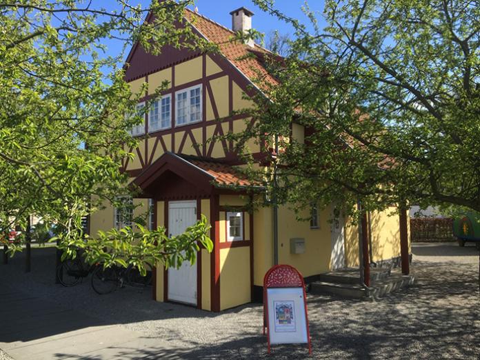 Børnekulturhuset Sokkelundlille og træer om foråret