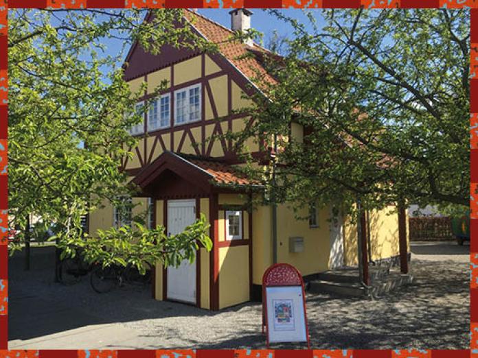 Børnekulturhuset Sokkelundlille og træer om foråret