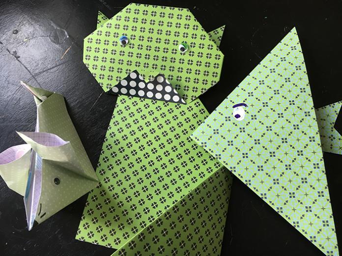 Origamifigurer for børn lavet af mønstret papir
